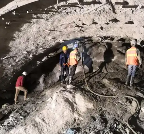 望花隧道拱顶带模注浆料，微膨胀注浆料的特点及施工工艺